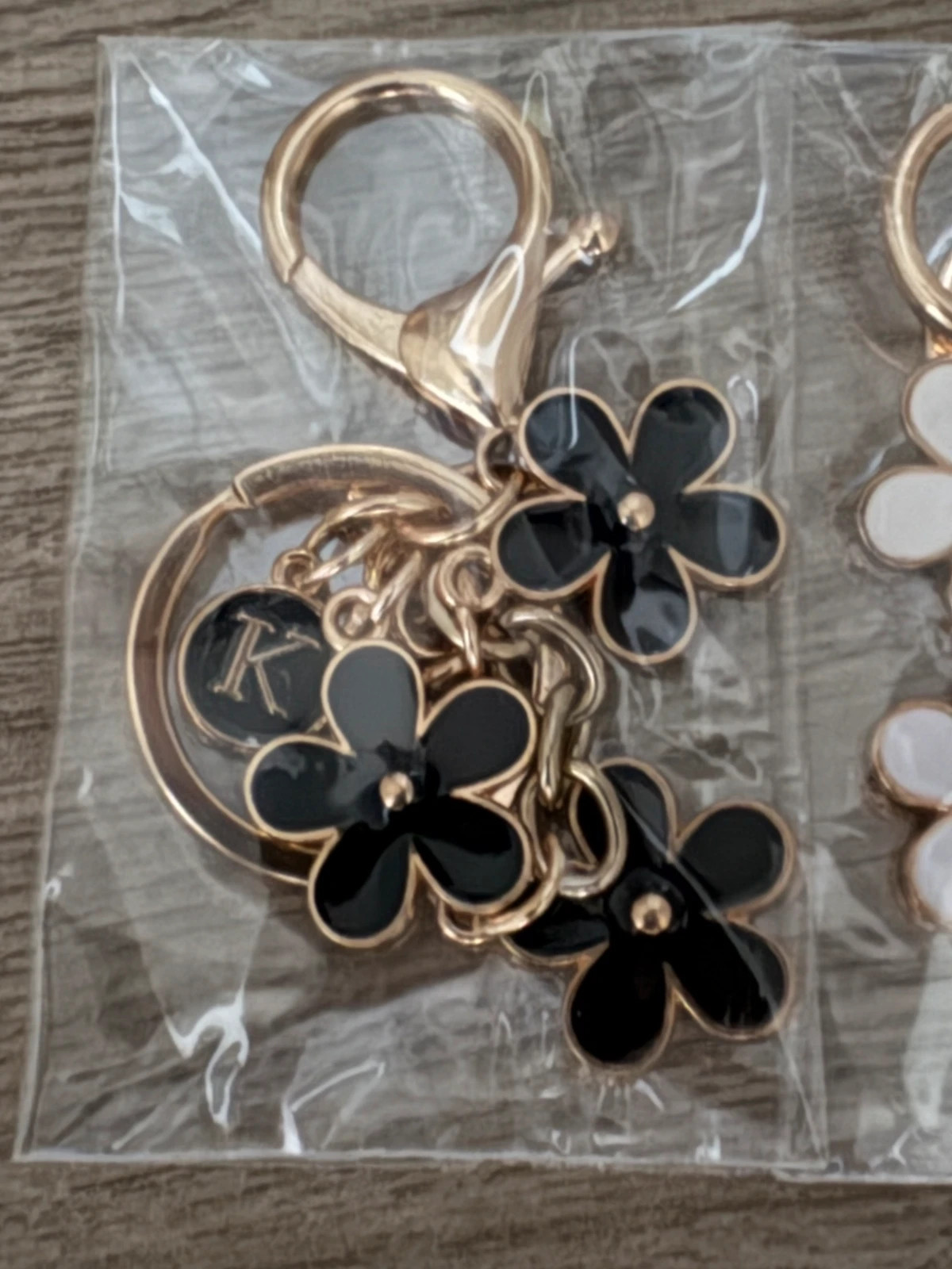 Lot de 3 porte-clés bijoux de sac fleurs – Noir, Blanc, Violet – NEUFS – Accessories 3