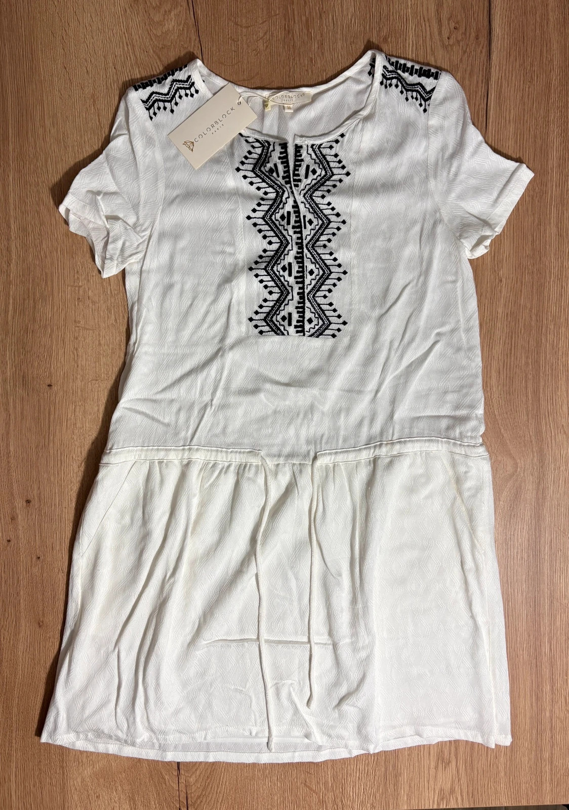 Robe blanche Color Block imprimé brodé noir - taille 36 neuve avec étiquette