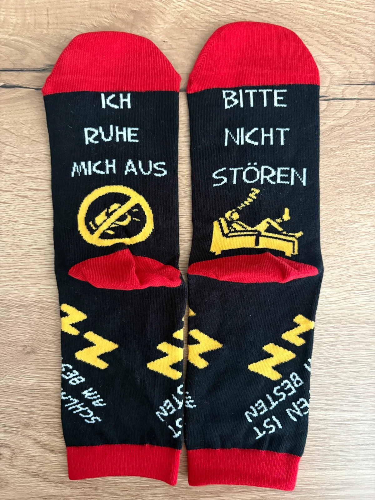 Chaussettes fantaisie “Bitte nicht stören” neuves - rouge/noir/jaune
