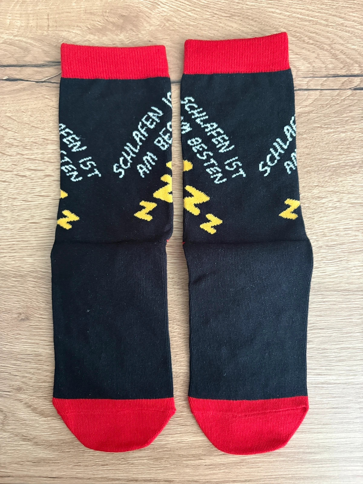 Chaussettes fantaisie “Bitte nicht stören” neuves - rouge/noir/jaune – Amazon – taille Taille unique 3