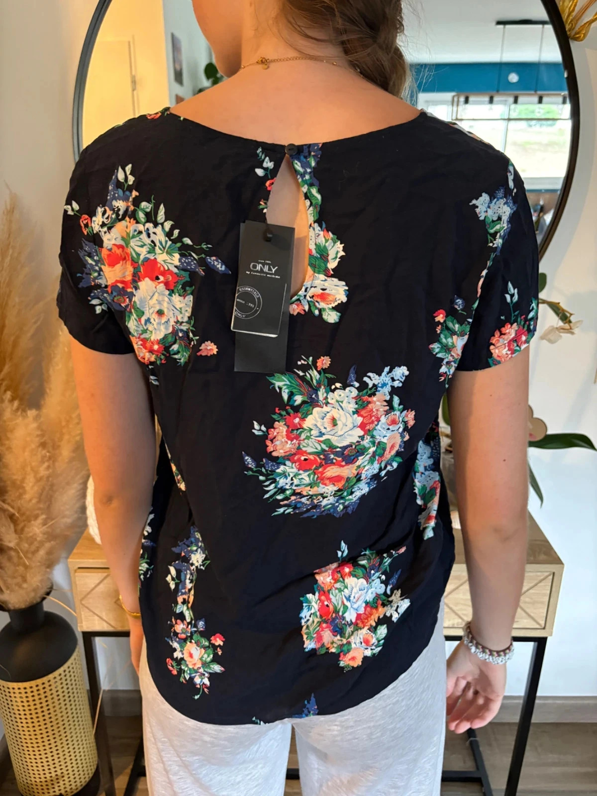 Top fleuri noir ONLY – Neuf avec étiquette - Taille 38 – ONLY – taille M / 38 / 10 2