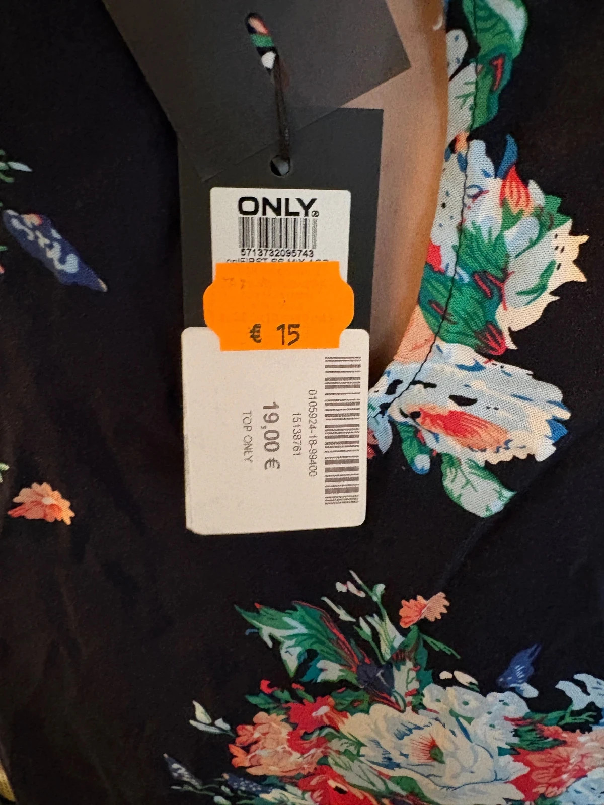 Top fleuri noir ONLY – Neuf avec étiquette - Taille 38 – ONLY – taille M / 38 / 10 3