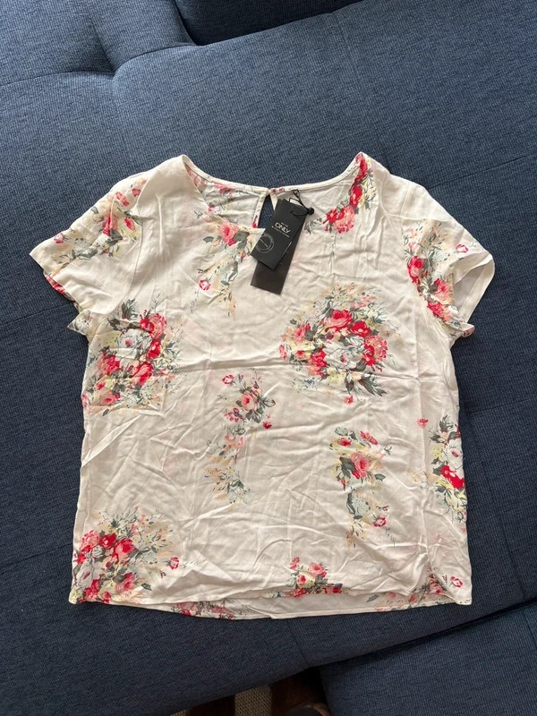 Top ONLY fleuri crème neuf avec étiquette taille 40 – ONLY – taille L / 40 / 12