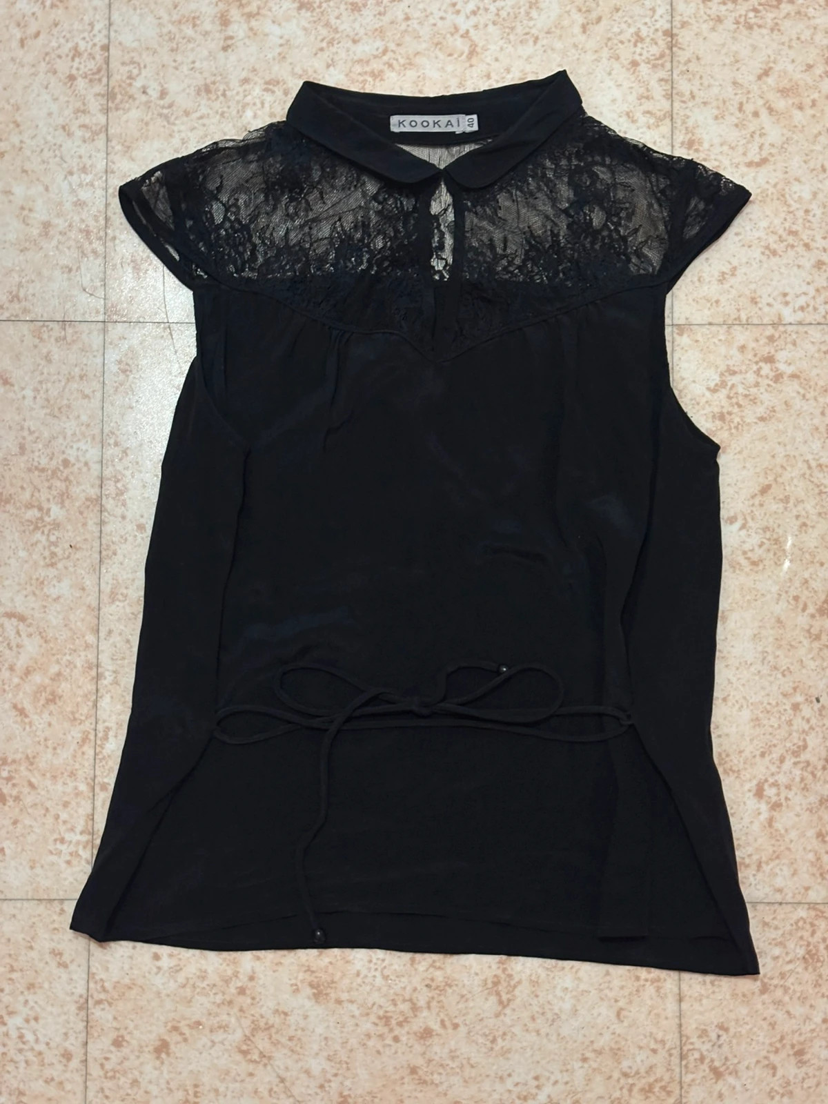 Blouse noire avec col transparent