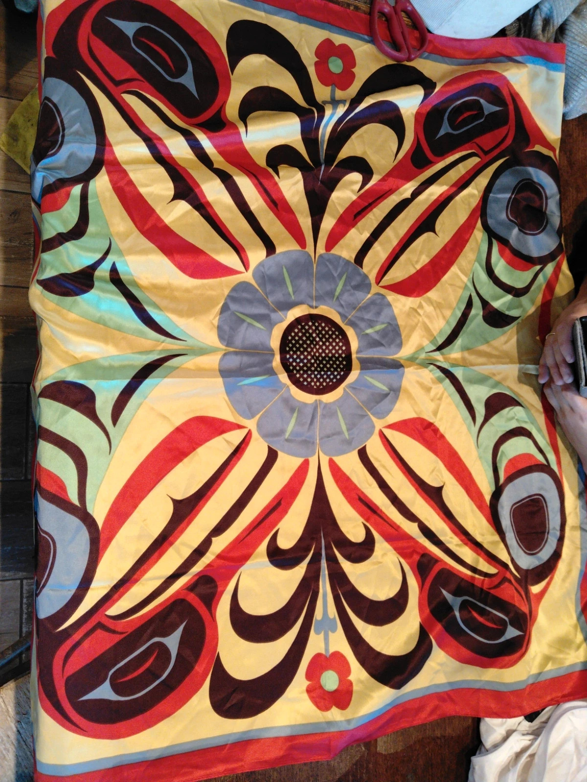 Grand foulard satiné Manoukian – Motif floral et graphique multicolore