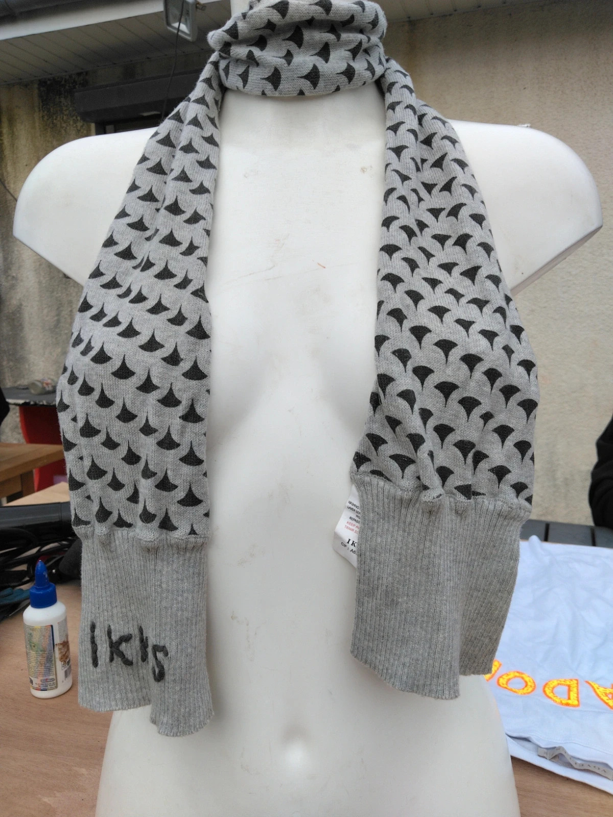 Écharpe en maille grise à motifs graphiques IKKS – IKKS