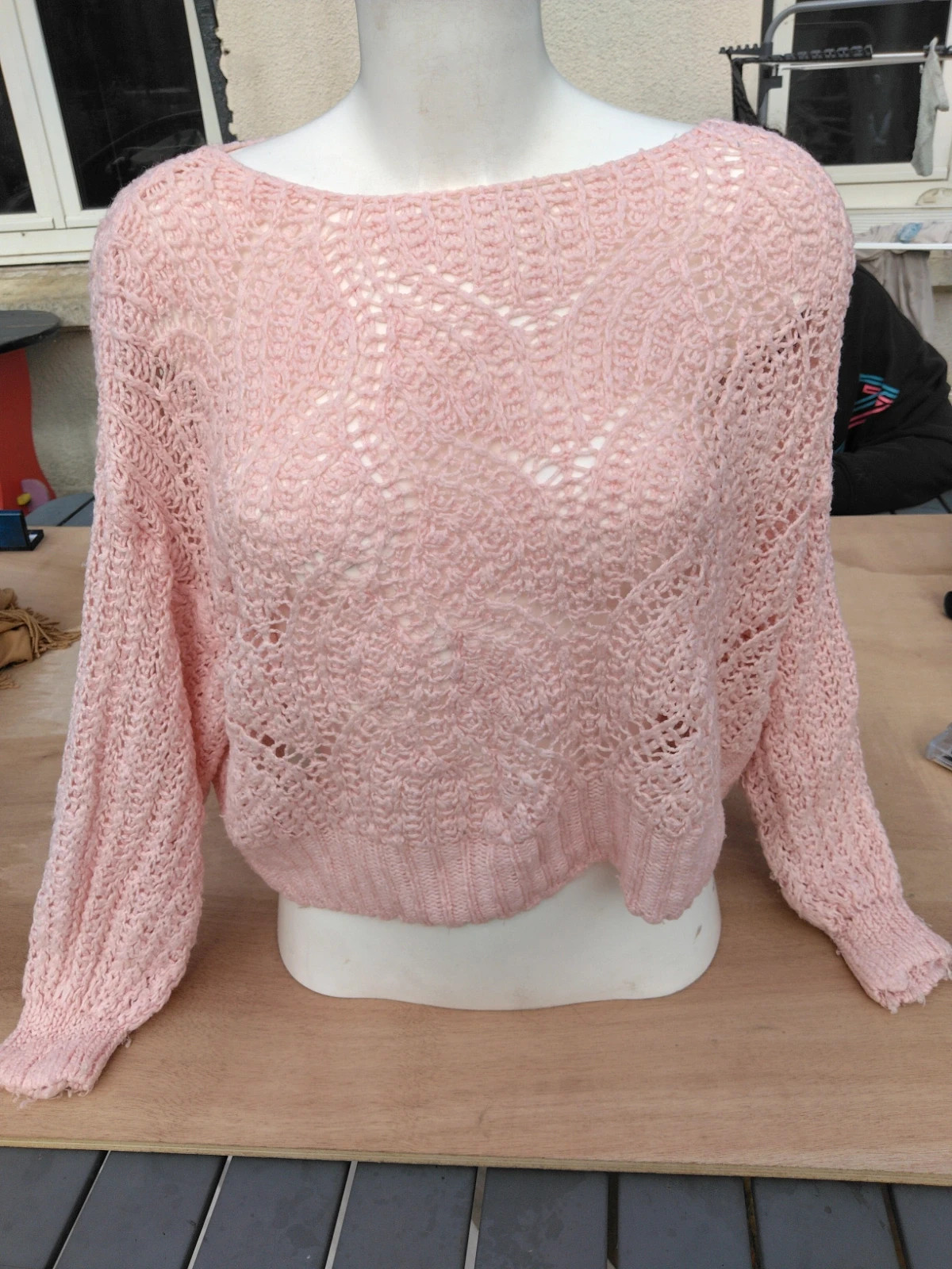 Pull en maille ajourée rose pastel