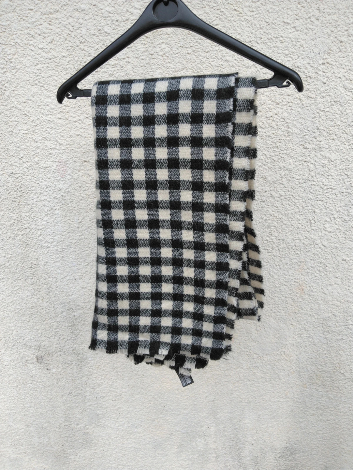 Écharpe plaid à carreaux noir et blanc Mango