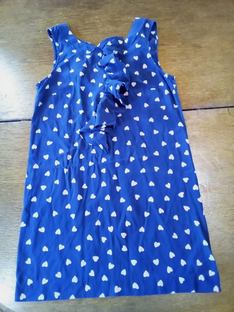 Robe bleue sans manches à motifs cœurs