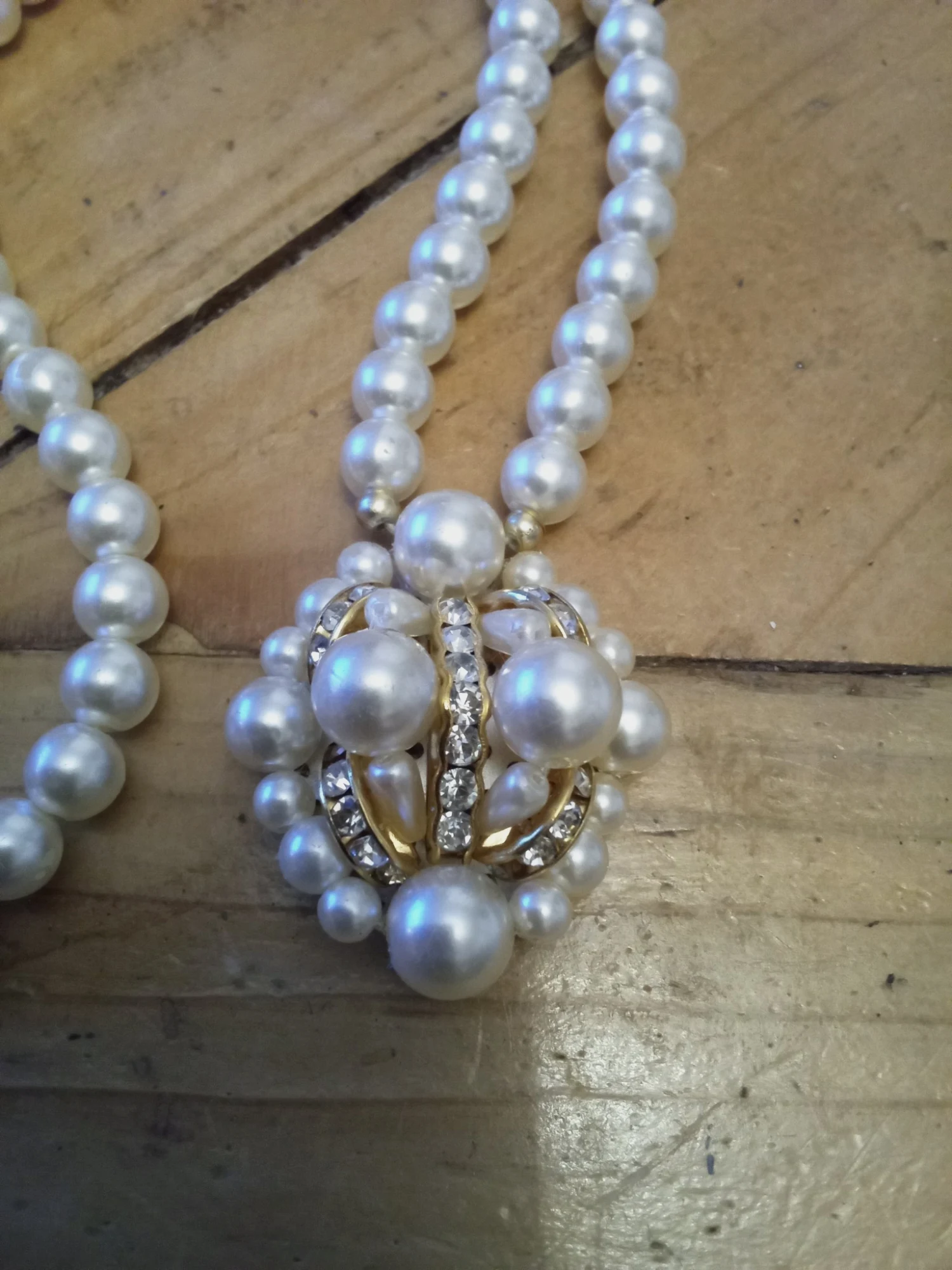 Collier de perles avec pendentif orné de strass