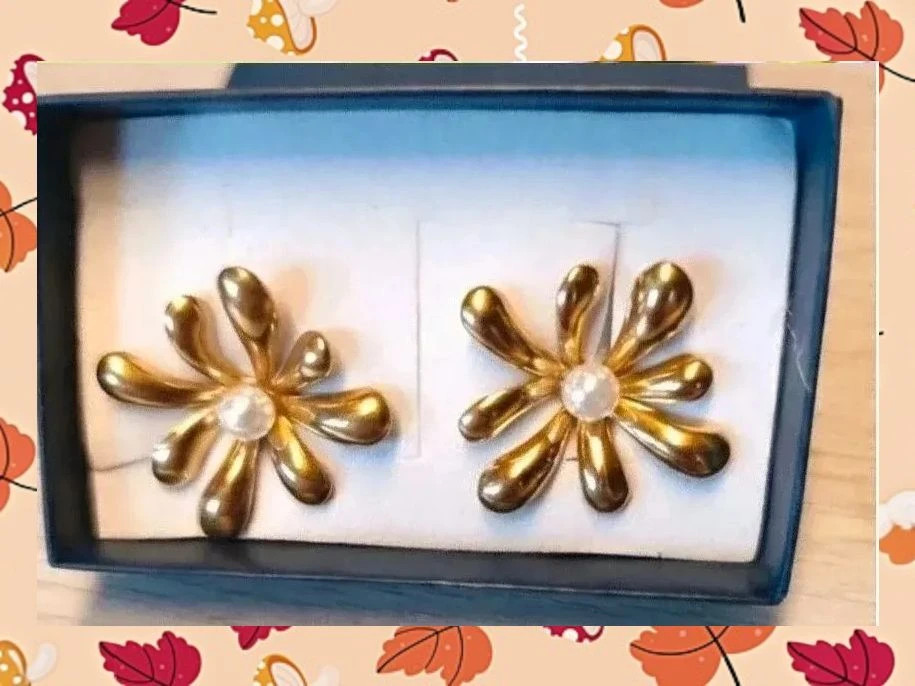 Pendientes Flor Acero Dorado y Perla. Nuevos en Caja 2
