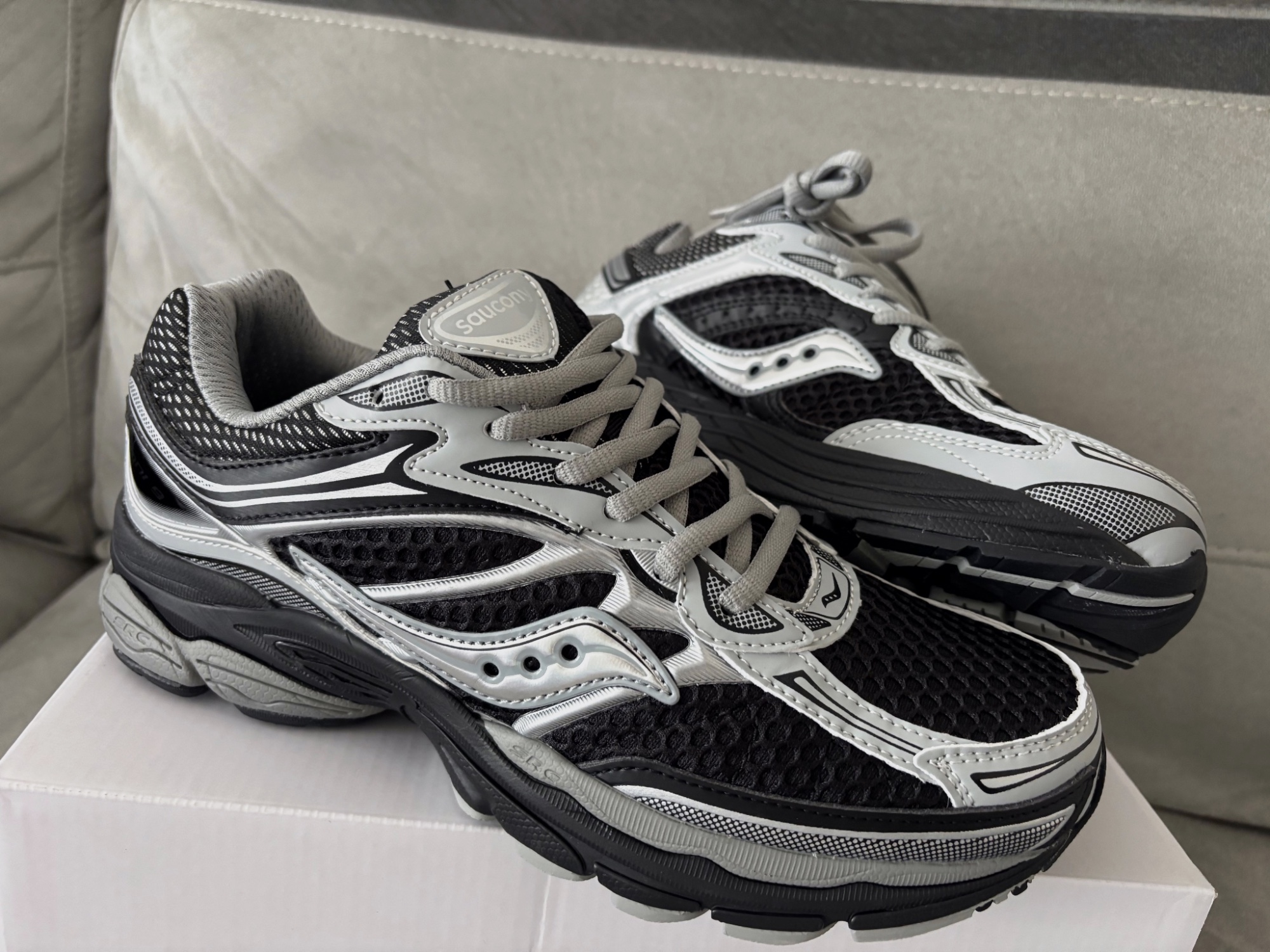 Baskets Saucony ProGrid Omni 9 noires et gris