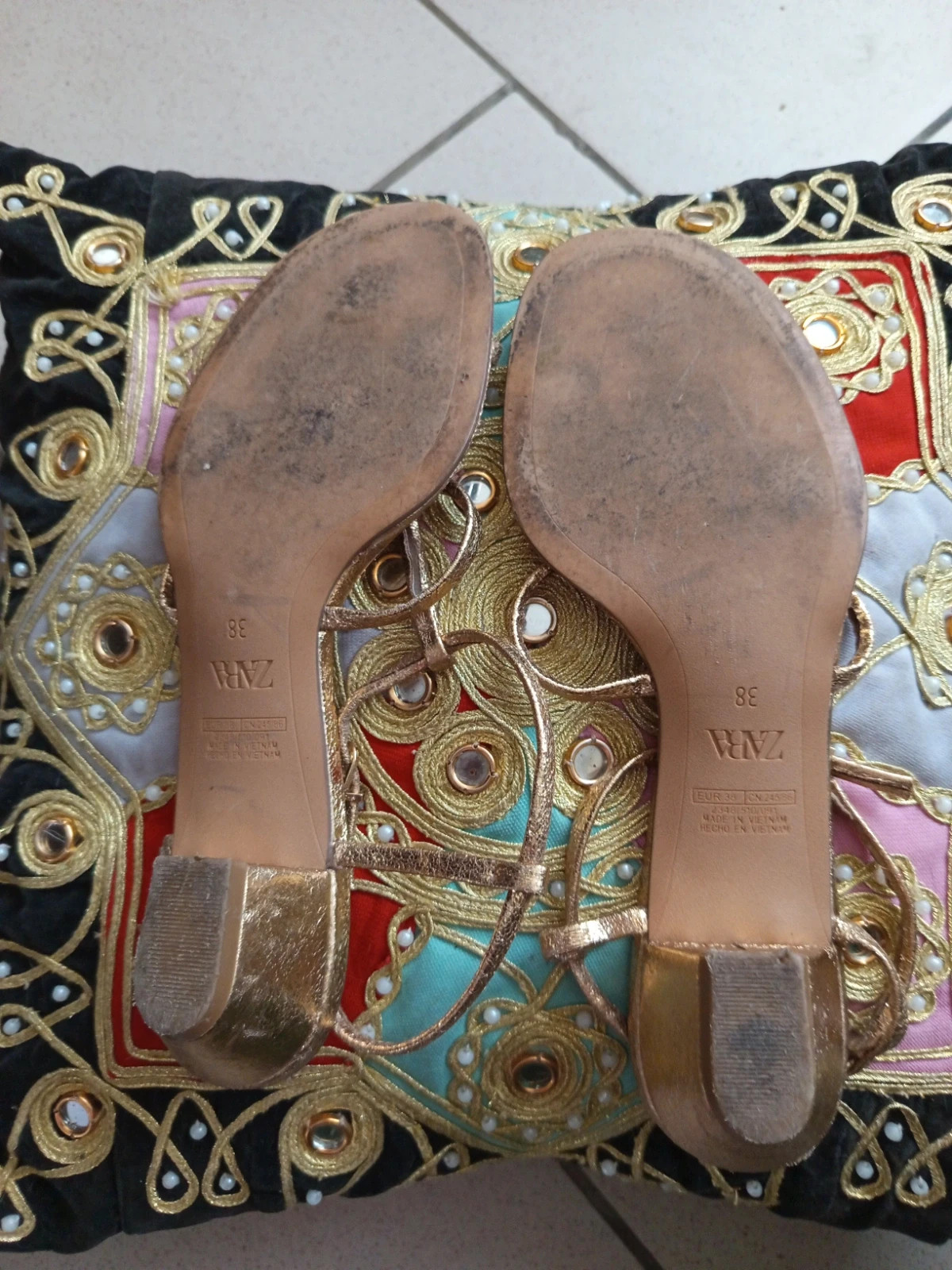 Sandales à talons dorées métallisées à fines brides – ZARA – Taille 38 – Zara – taille 38 5