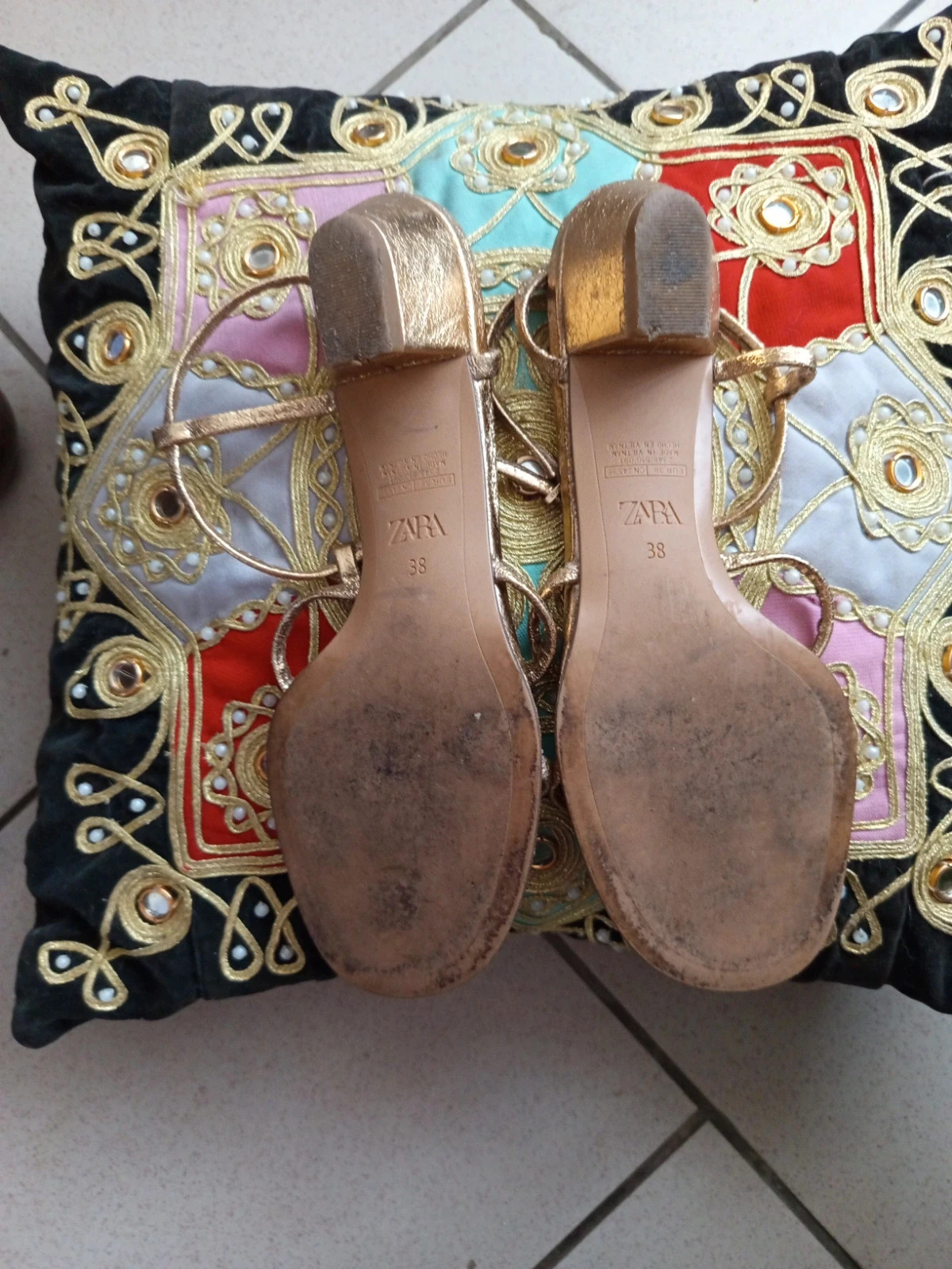 Sandales à talons dorées métallisées à fines brides – ZARA – Taille 38 – Zara – taille 38 4