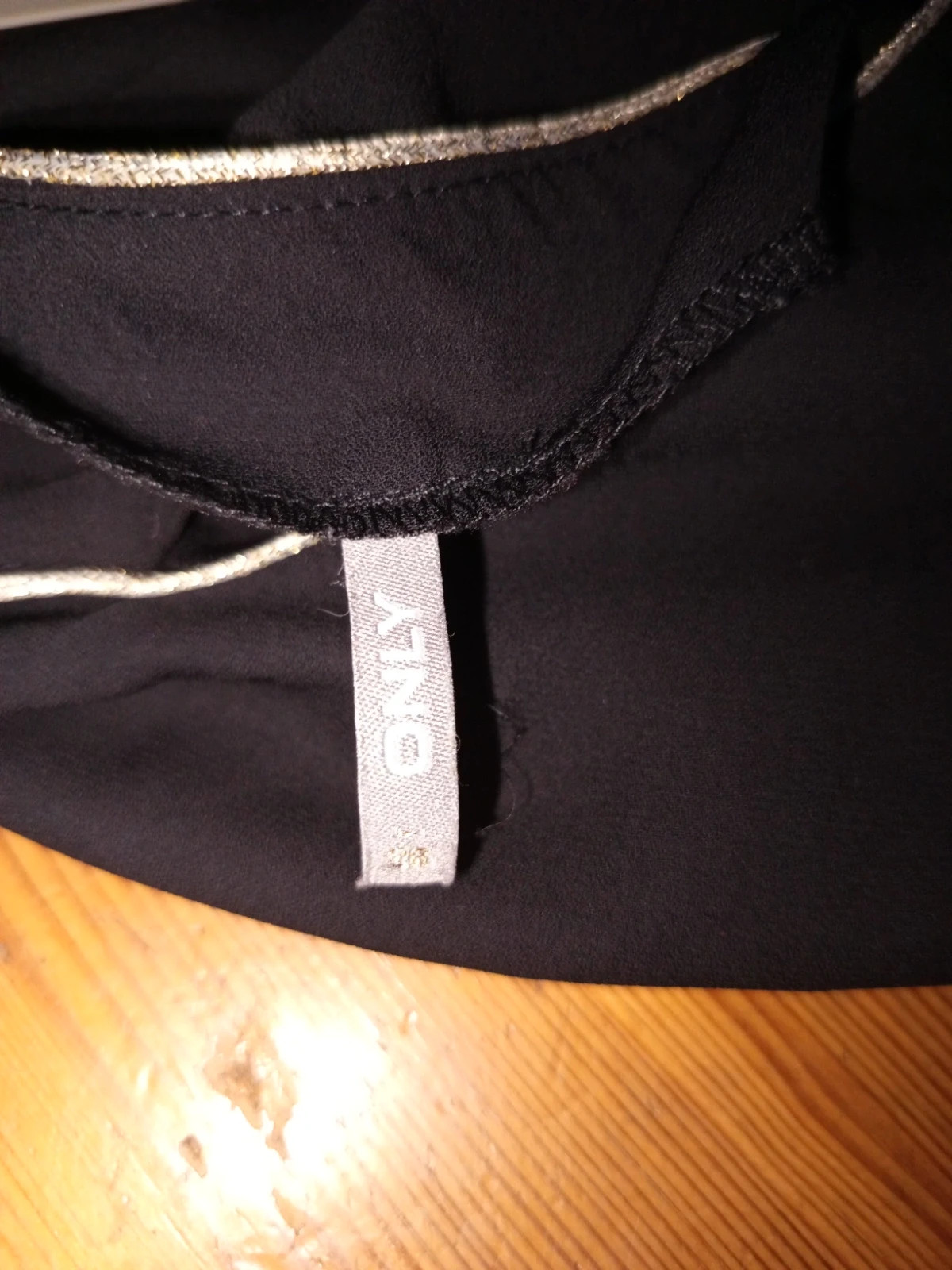 Blouse noire fluide ONLY avec chaîne dorée – ONLY – taille S / 36 / 8 3