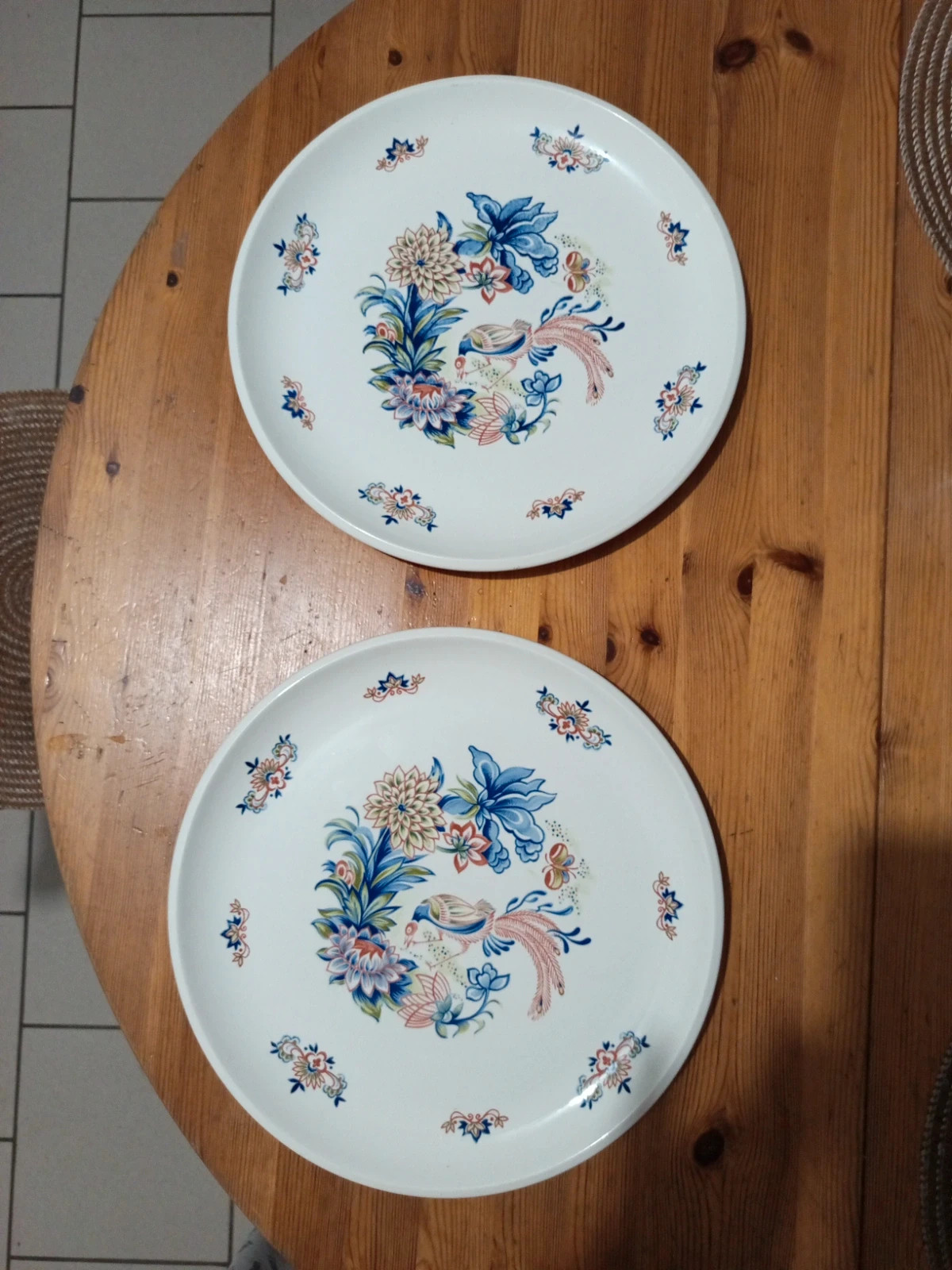 Paire de grands plats ronds Boch La Louvière - Décor Paon – Boch La Louvière