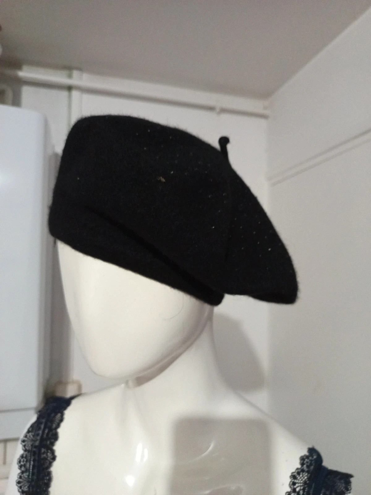 Béret noir classique orné de strass / paillettes – Excellent état – taille Taille unique 3