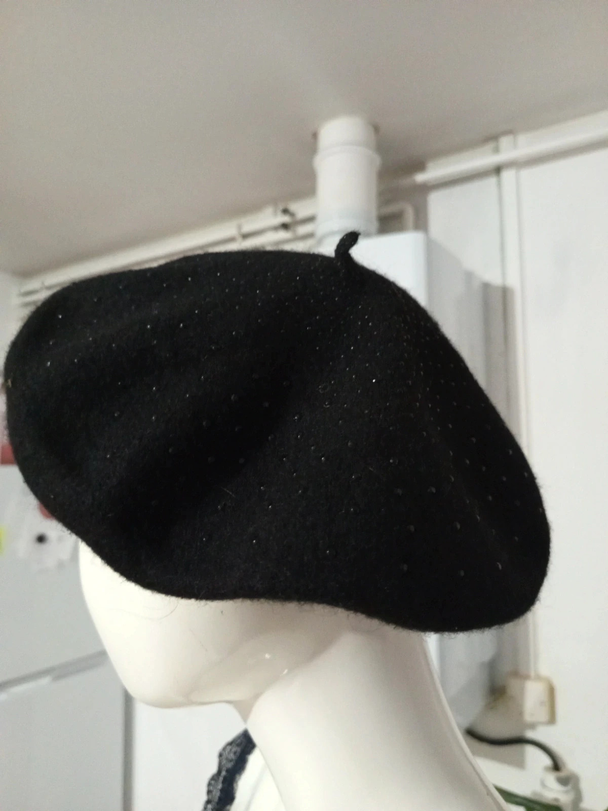 Béret noir classique orné de strass / paillettes – Excellent état – taille Taille unique 4