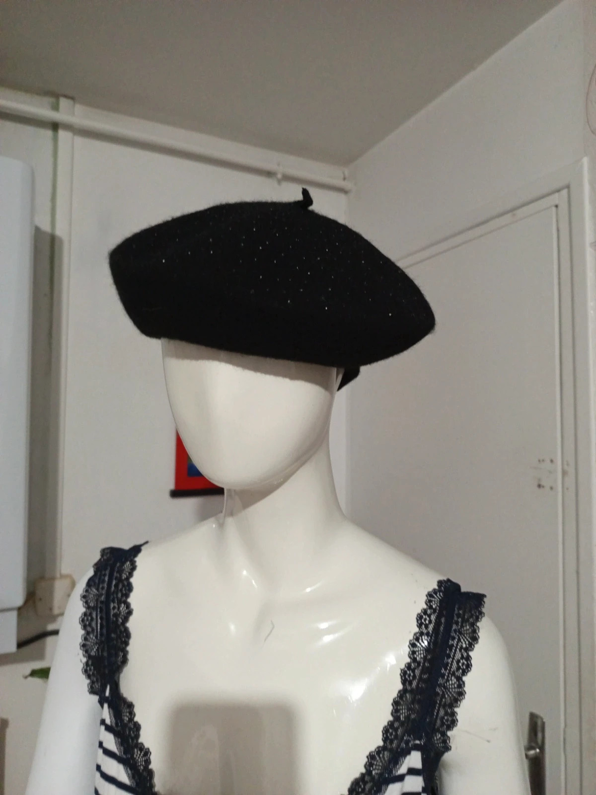 Béret noir classique orné de strass / paillettes – Excellent état – taille Taille unique