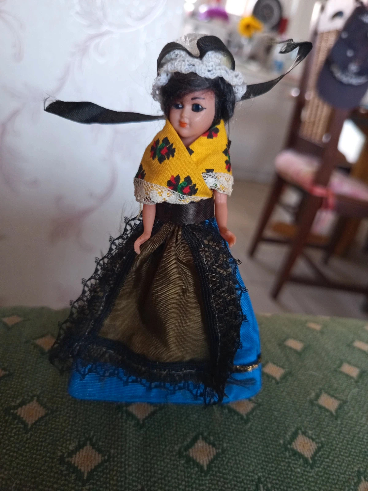 Petite poupée folklorique régionale vintage - Costume traditionnel – sans