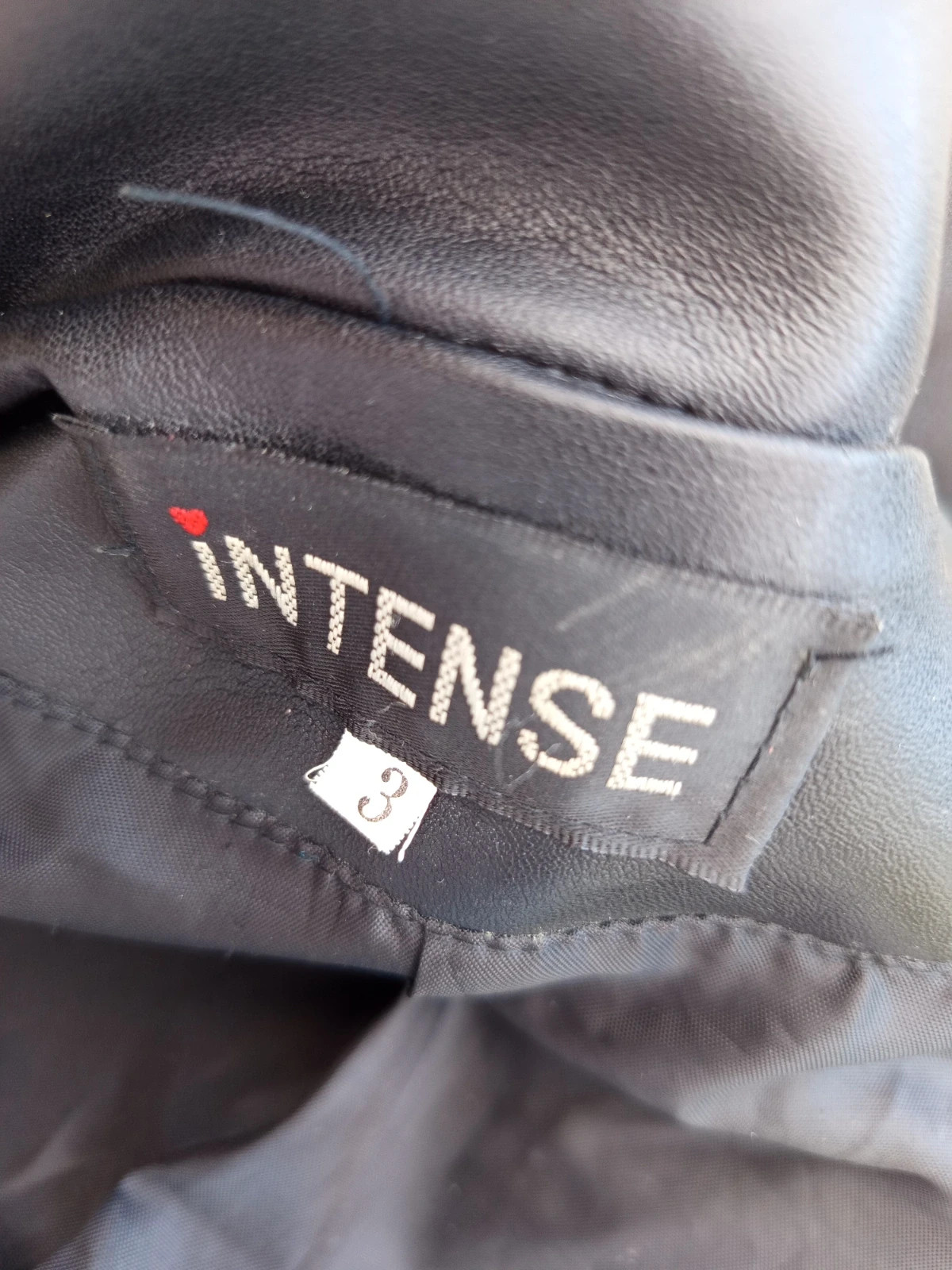 Veste courte simili cuir noire intense avec défauts – taille 3 / 40 – INTENSE – taille L / 40 / 12 5