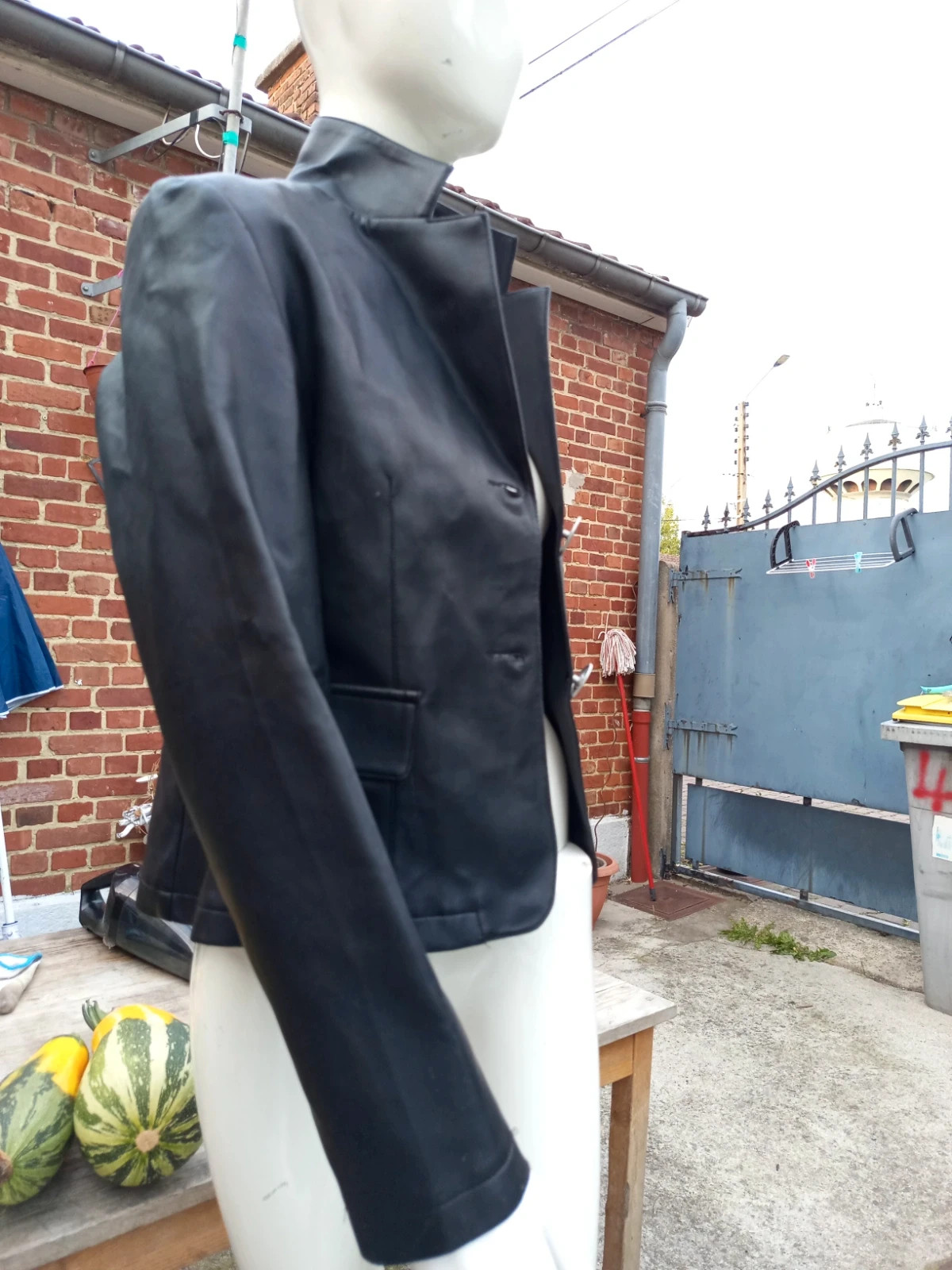 Veste courte simili cuir noire intense avec défauts – taille 3 / 40 – INTENSE – taille L / 40 / 12