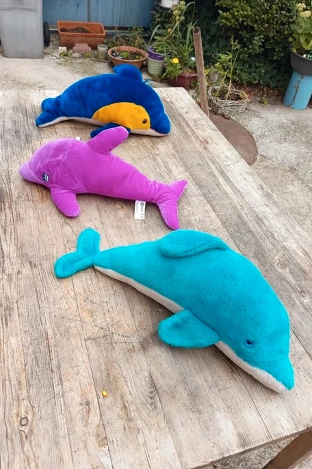 Lot de 3 peluches dauphins colorés (Bleu, Rose, Bleu/Jaune)