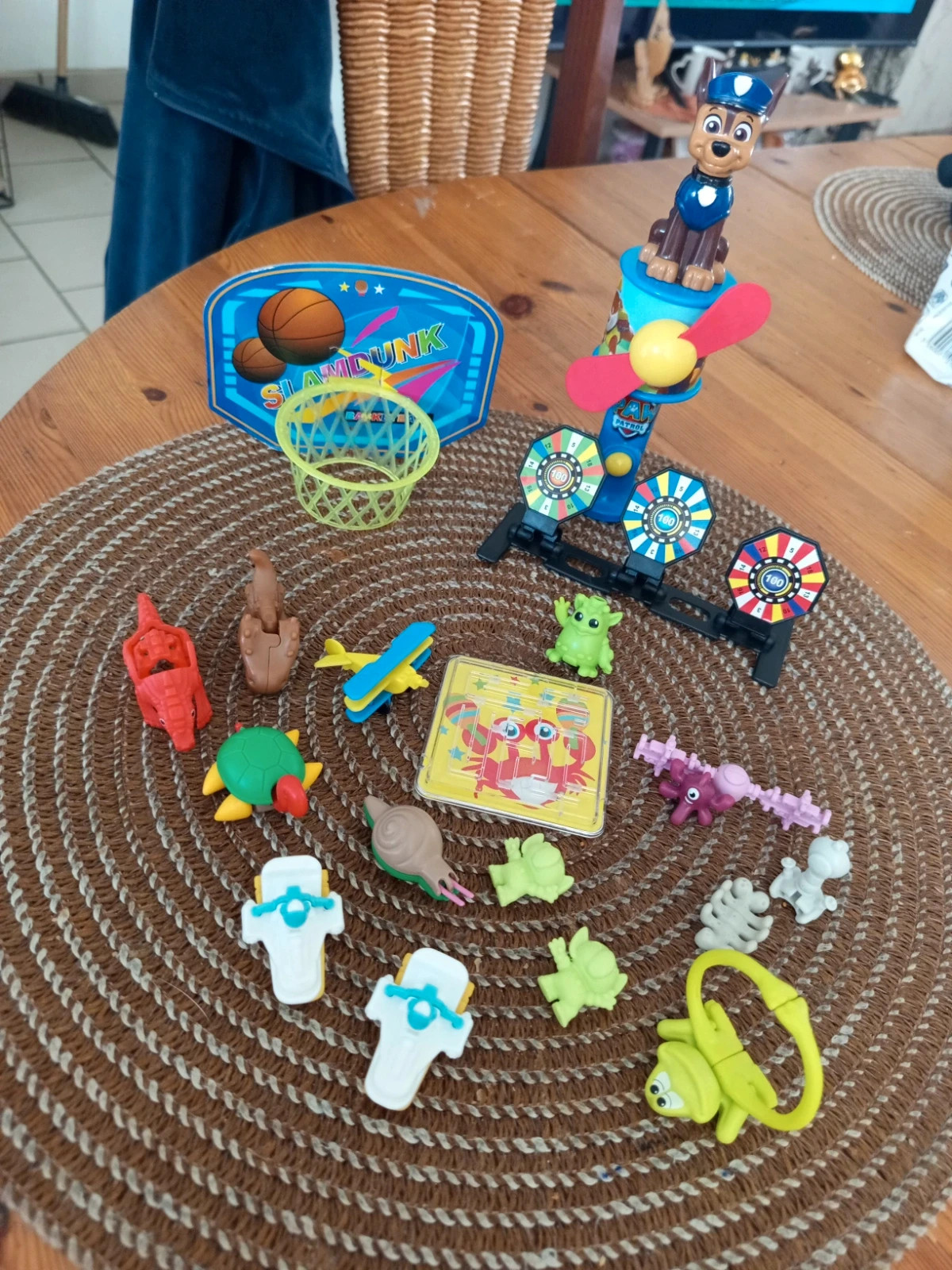petit ventilateur Pat'Patrouille + divers petits jouets et figurines Kinder
