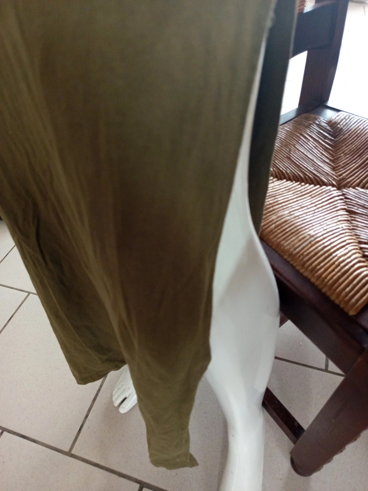 Robe longue vert kaki fluide fendue – taille L / 40 / 12 3