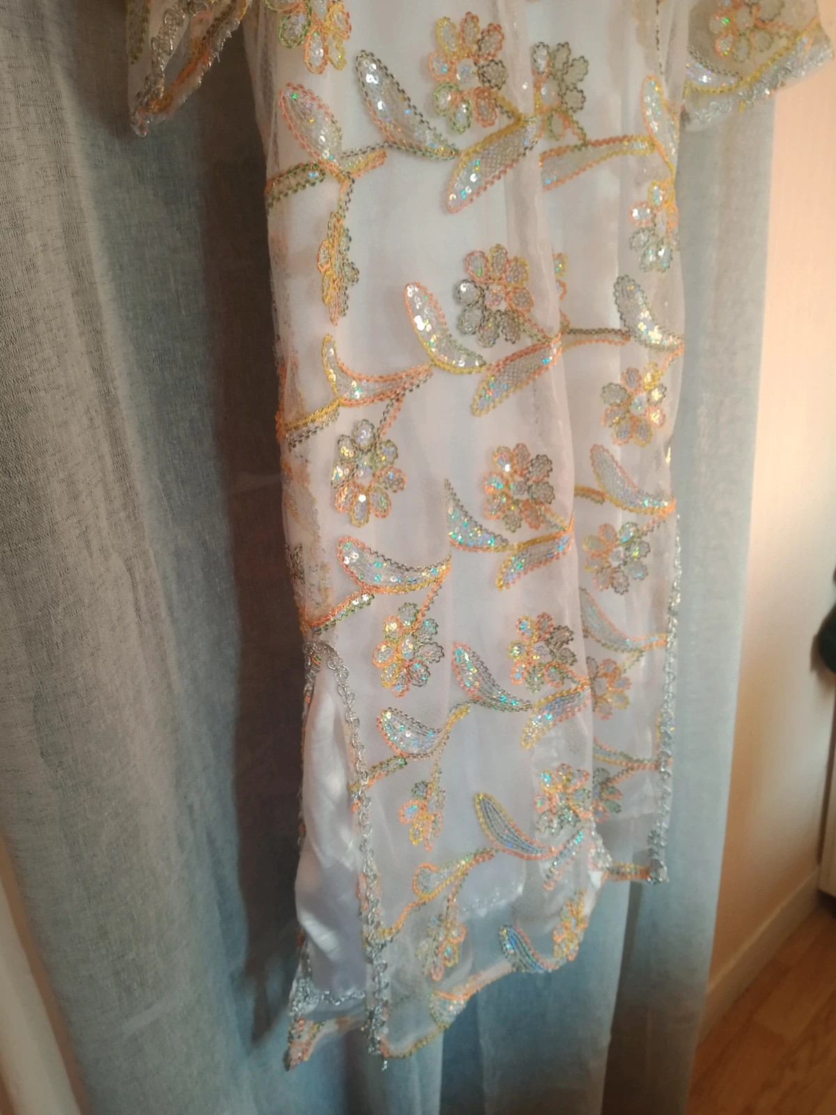 Ensemble "Caftan" ou "Abaya" Traditionnel 2 Pièces – Blanc & Sequins Multicolores – Taille 36 (S) – Fait Main – taille S / 36 / 8 3