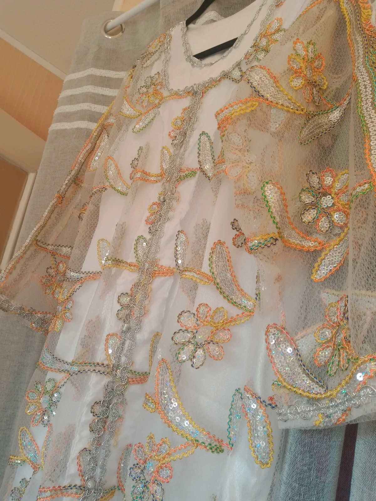 Ensemble "Caftan" ou "Abaya" Traditionnel 2 Pièces – Blanc & Sequins Multicolores – Taille 36 (S) – Fait Main – taille S / 36 / 8 5