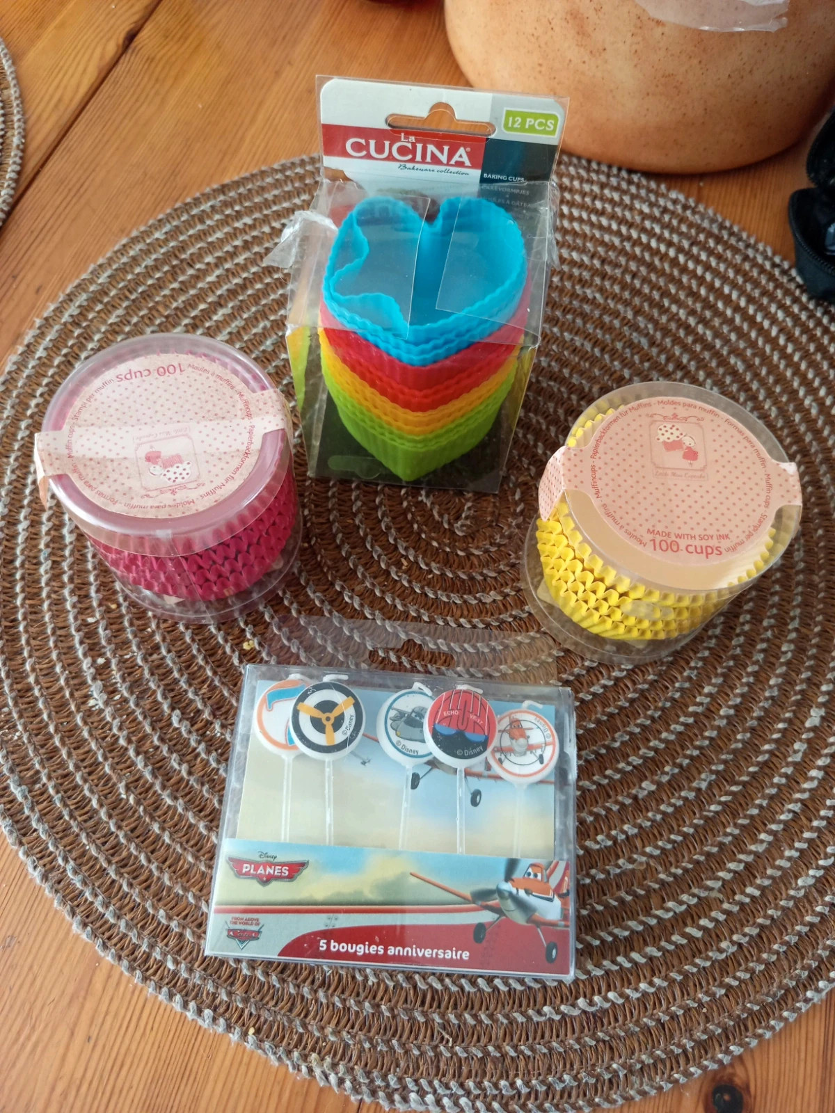 Lot pâtisserie et anniversaire : Moules silicone cœur, caissettes muffin et bougies Disney Planes