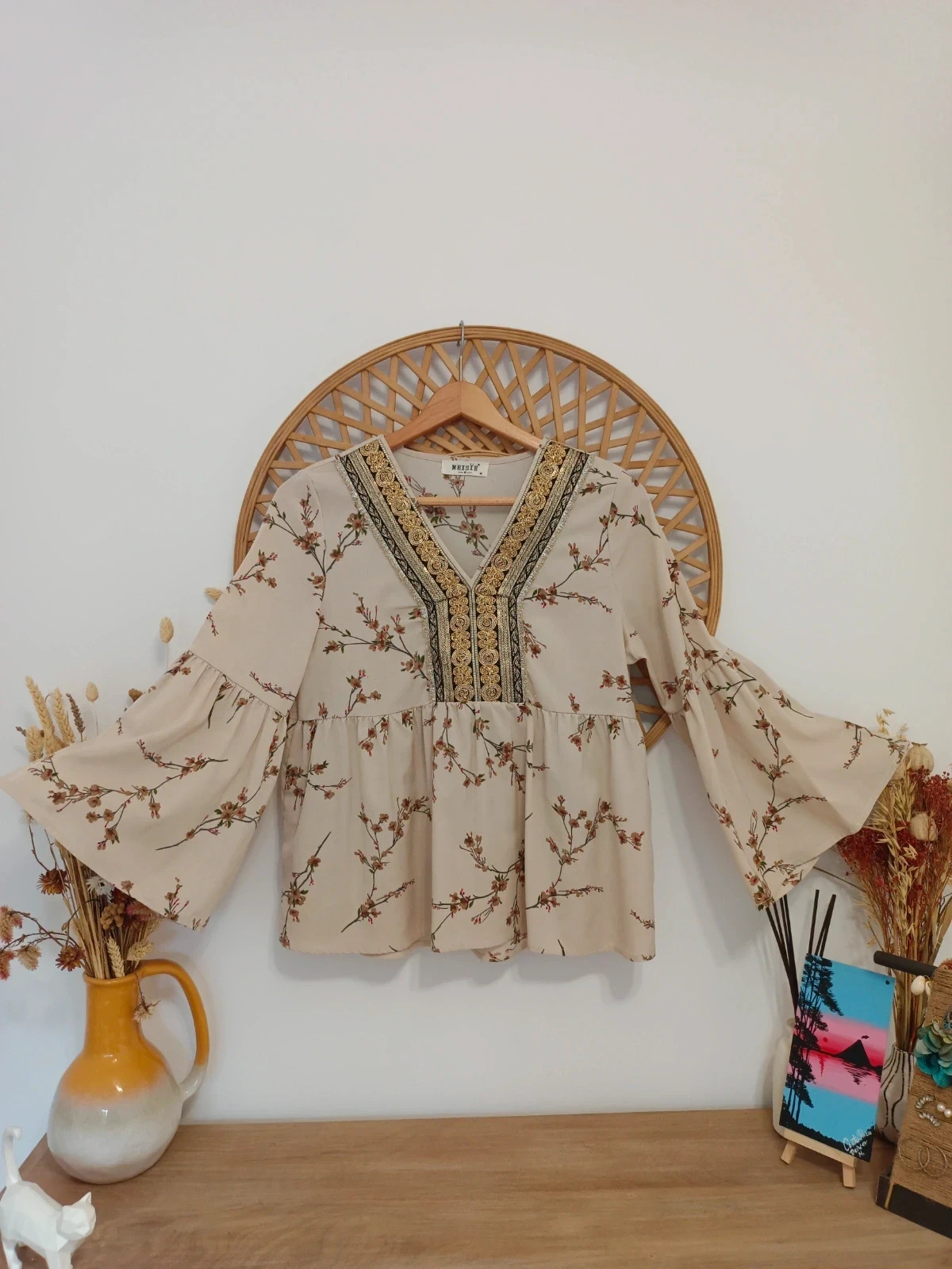 Blusa boho Meisie beige floral con bordados dorados y mangas acampanadas M
