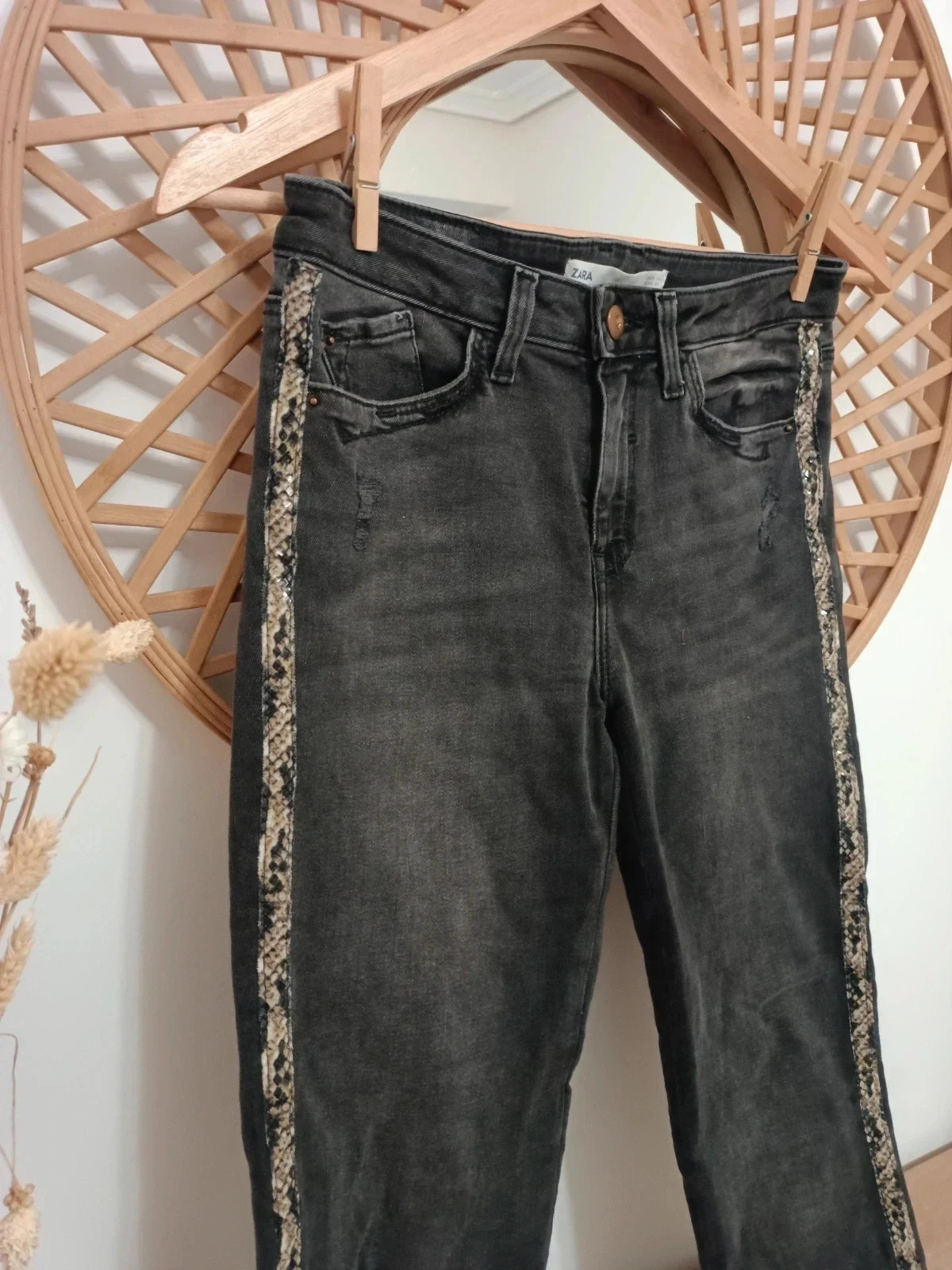Pantalón vaquero negro de cintura alta con lateral piel de serpiente – Zara – taille XS / 34 / 6 3