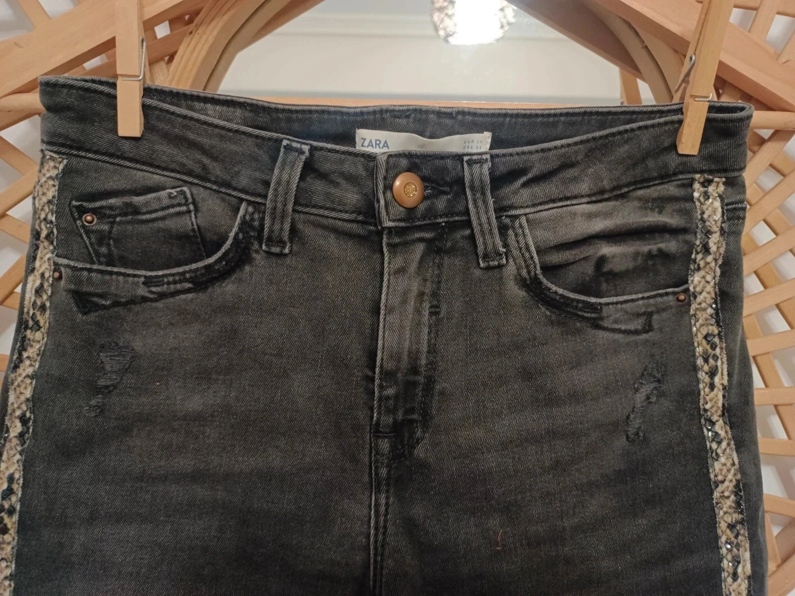 Pantalón vaquero negro de cintura alta con lateral piel de serpiente – Zara – taille XS / 34 / 6 4