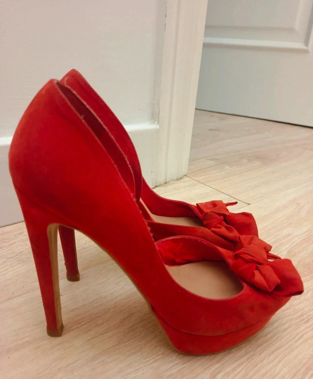 Zapato de tacón alto rojo de ante con diseño de lazo en la parte frontal y punta abierta – Bershka – taille 37 2
