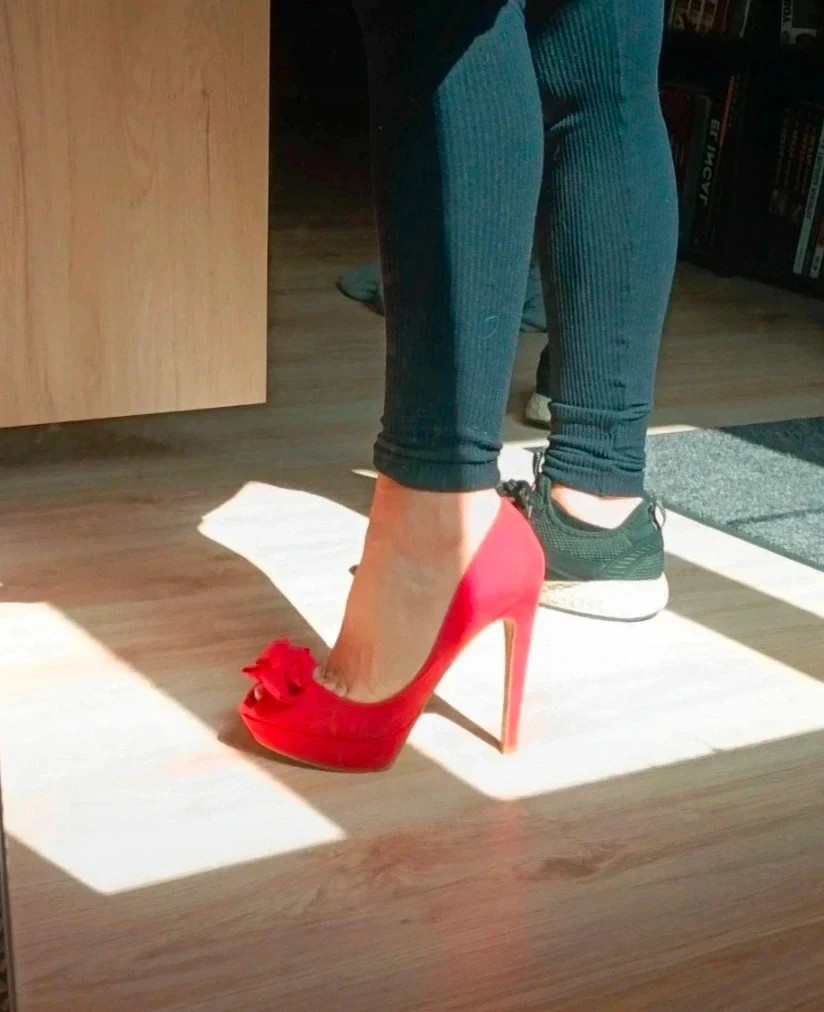 Zapato de tacón alto rojo de ante con diseño de lazo en la parte frontal y punta abierta – Bershka – taille 37 3