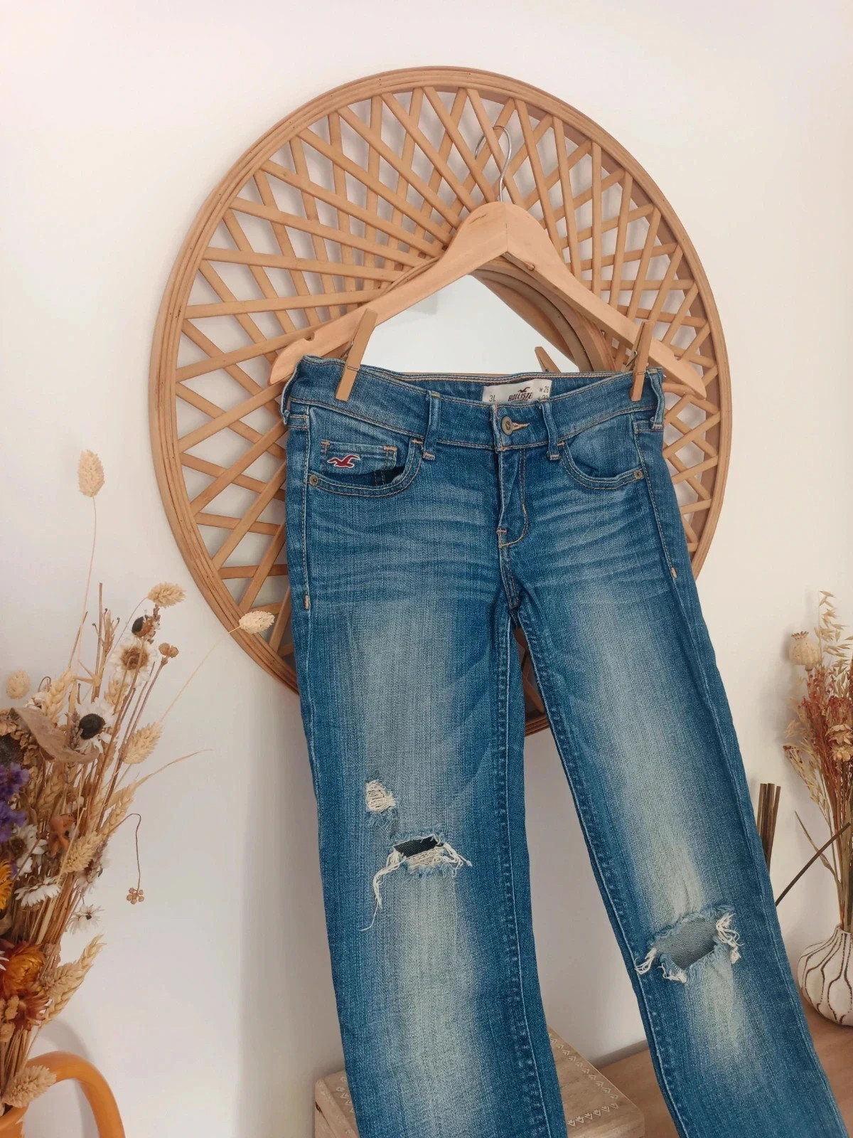 Vaquero Hollister W26 L33 de mujer en denim azul medio, con rotos decorativos – Hollister – taille XS / 34 / 6 3