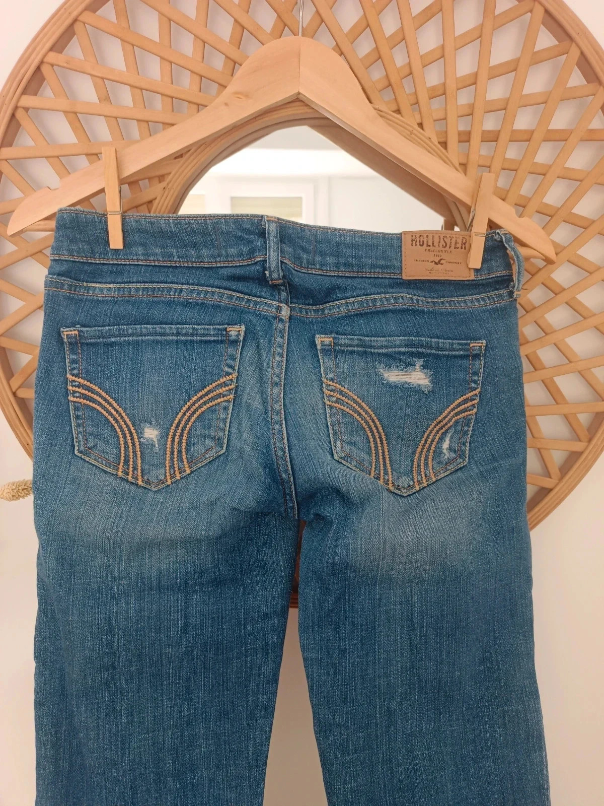 Vaquero Hollister W26 L33 de mujer en denim azul medio, con rotos decorativos – Hollister – taille XS / 34 / 6 5