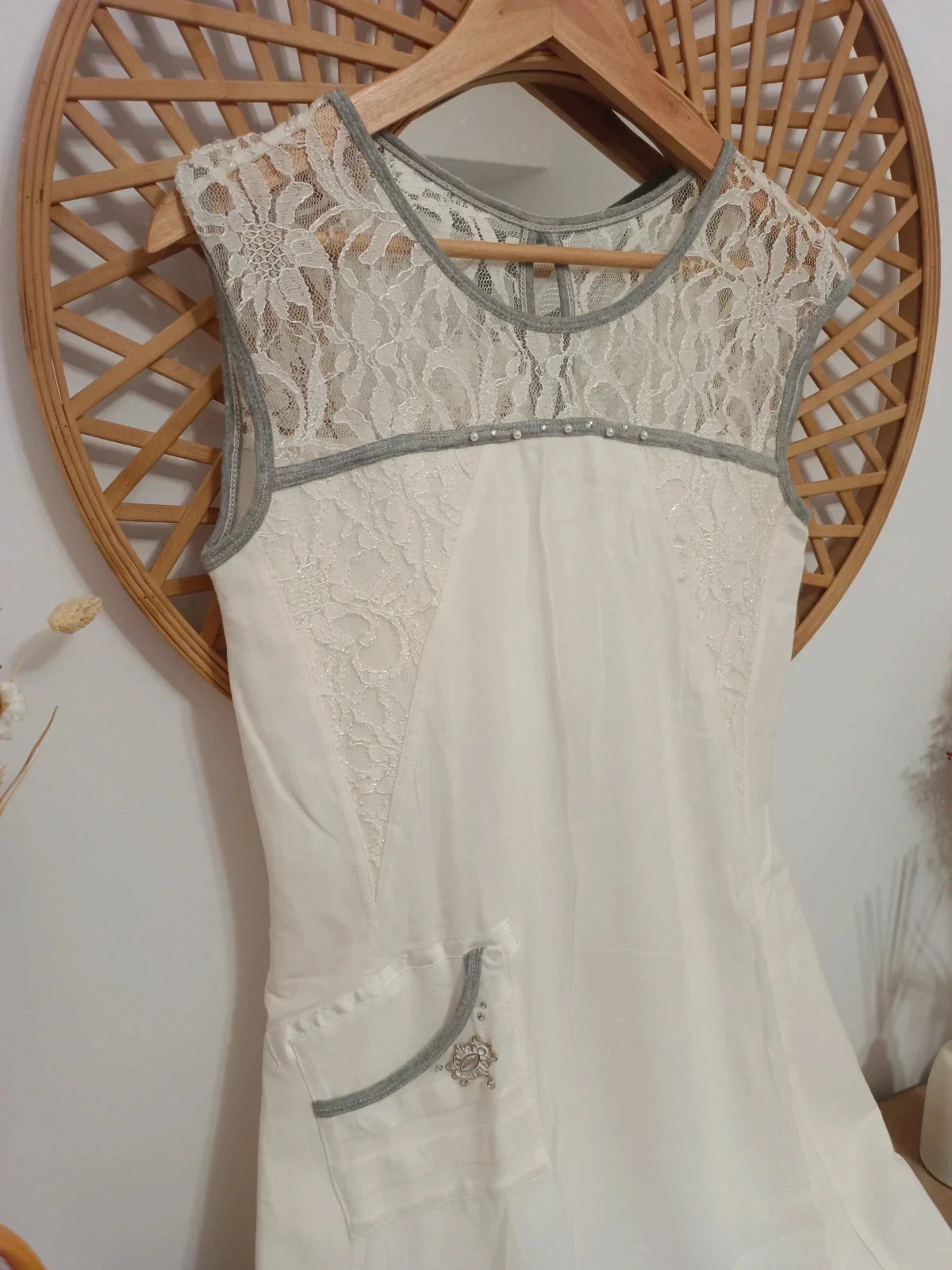 Vestido blanco con detalles de encaje en los hombros y espalda, ribetes grises – Elisa Cavaletti – taille M / 38 / 10 3