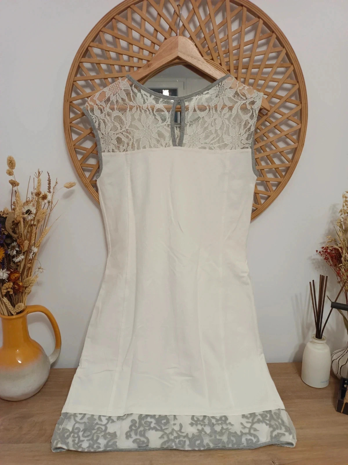 Vestido blanco con detalles de encaje en los hombros y espalda, ribetes grises – Elisa Cavaletti – taille M / 38 / 10 4