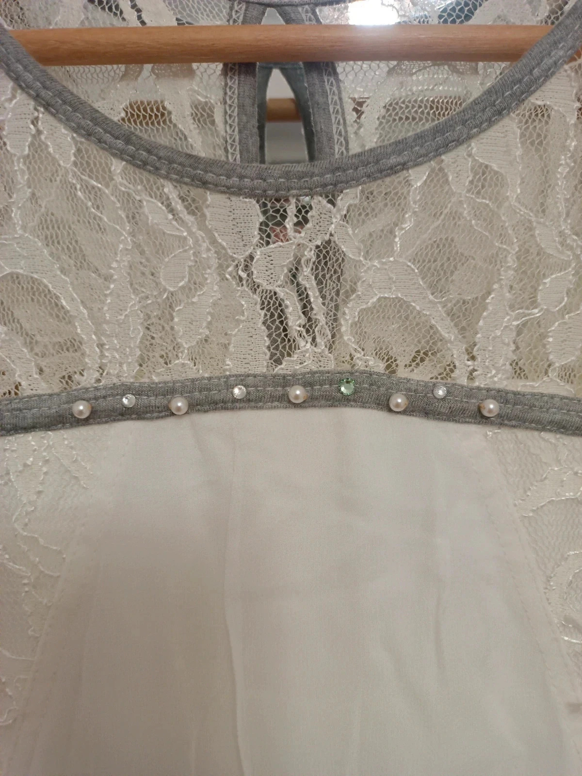 Vestido blanco con detalles de encaje en los hombros y espalda, ribetes grises – Elisa Cavaletti – taille M / 38 / 10 5