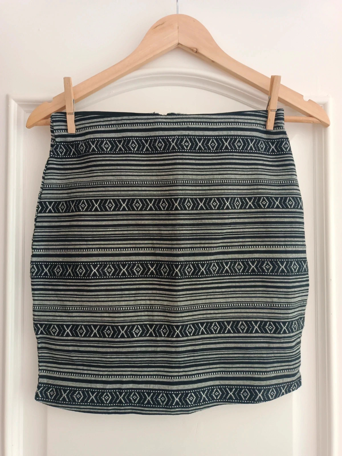 Falda Mini Étnica Blanco Negro Tribal Azteca Ajustada Boho Talla S – Love and Money – taille S / 36 / 8 2