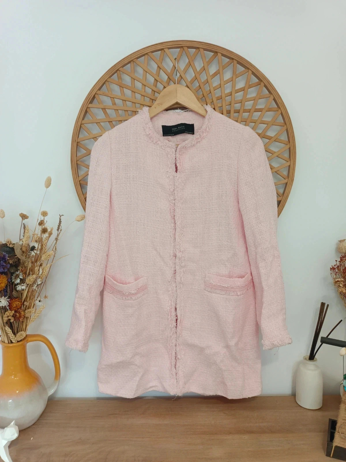 Chaqueta tipo tweed de Zara, en color rosa pastel