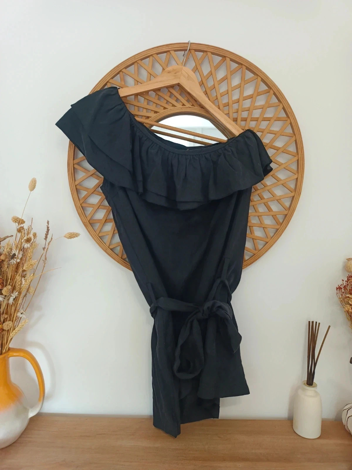 Vestido negro asimétrico de Scarlet Roos modelo Romy, confeccionado en 100% Tencel