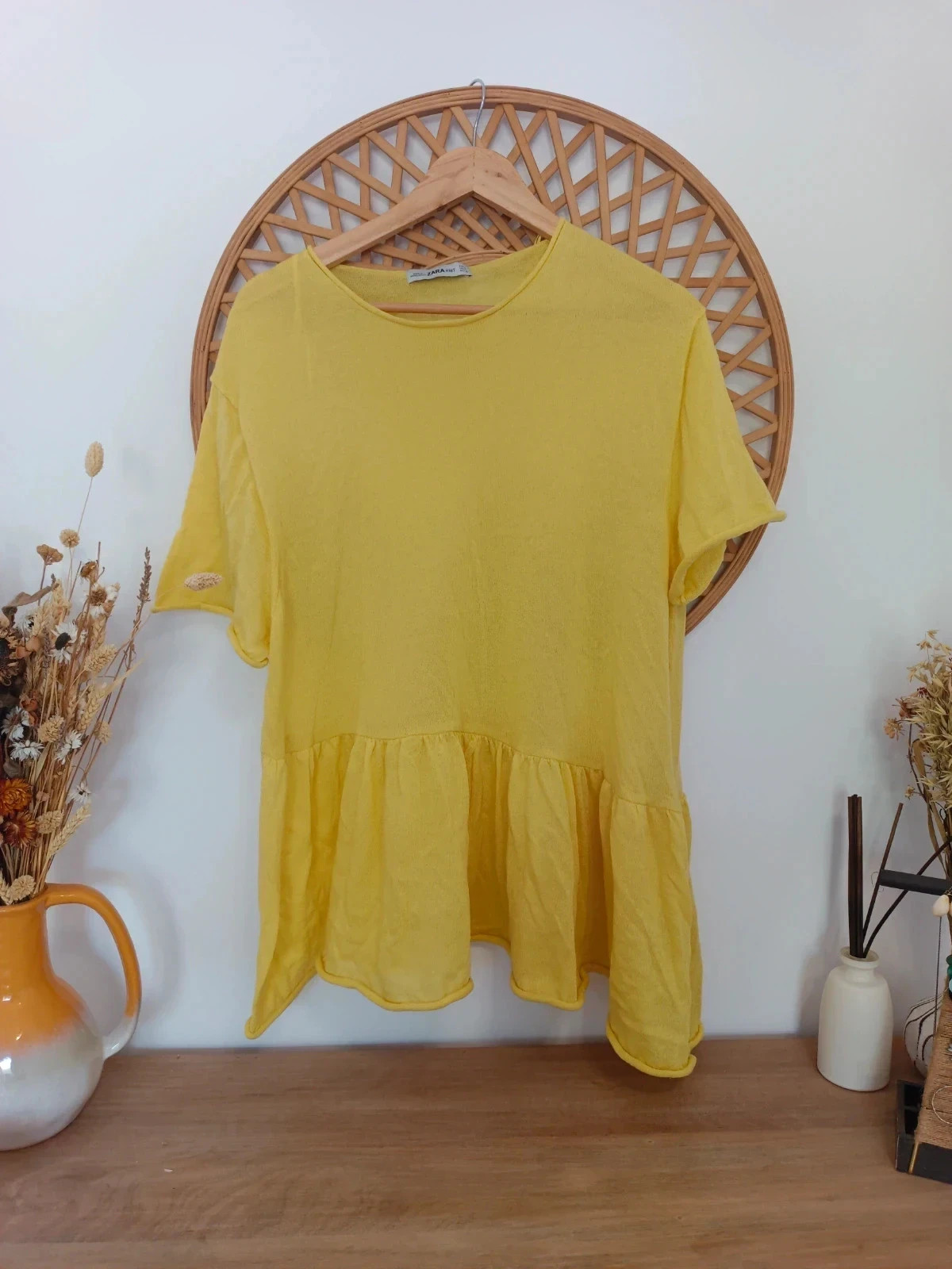 Camiseta asimétrica con volante amarilla, Zara Knit, talla S