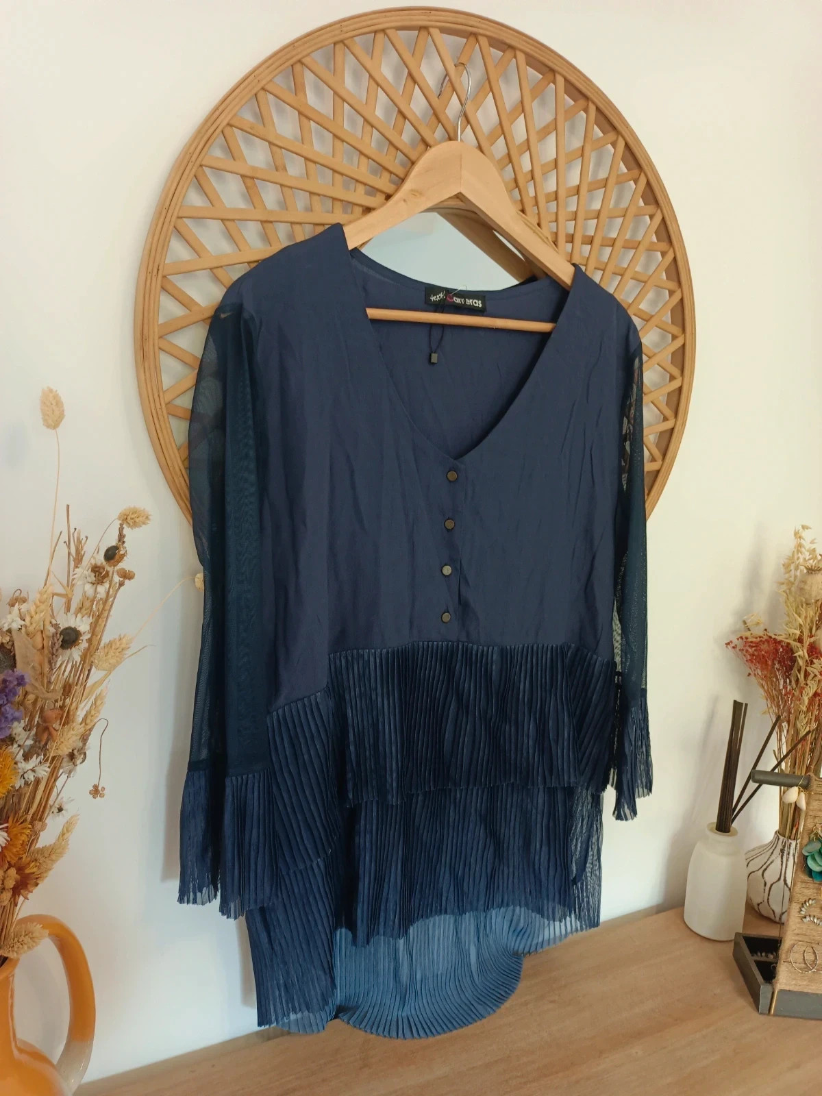 Blusa Azul Marino Plisada – Sheer Sleeves / Volanté Chic – Textil Carreras – taille L / 40 / 12 3