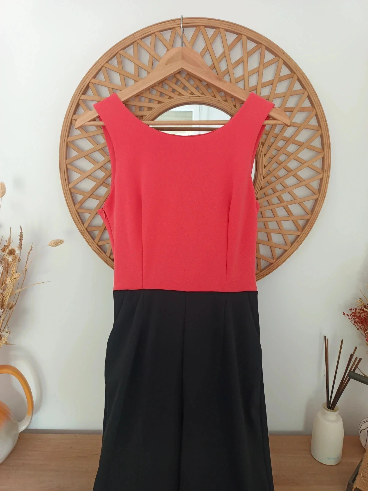 Mono elegante bicolor en negro y coral, con escote en V en la espalda con lazo decorativo, talla S – taille S / 36 / 8 2