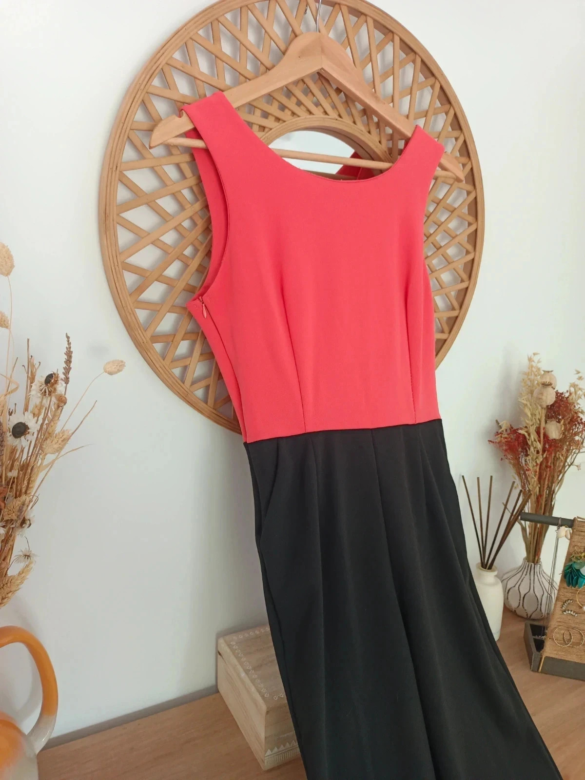 Mono elegante bicolor en negro y coral, con escote en V en la espalda con lazo decorativo, talla S – taille S / 36 / 8 3