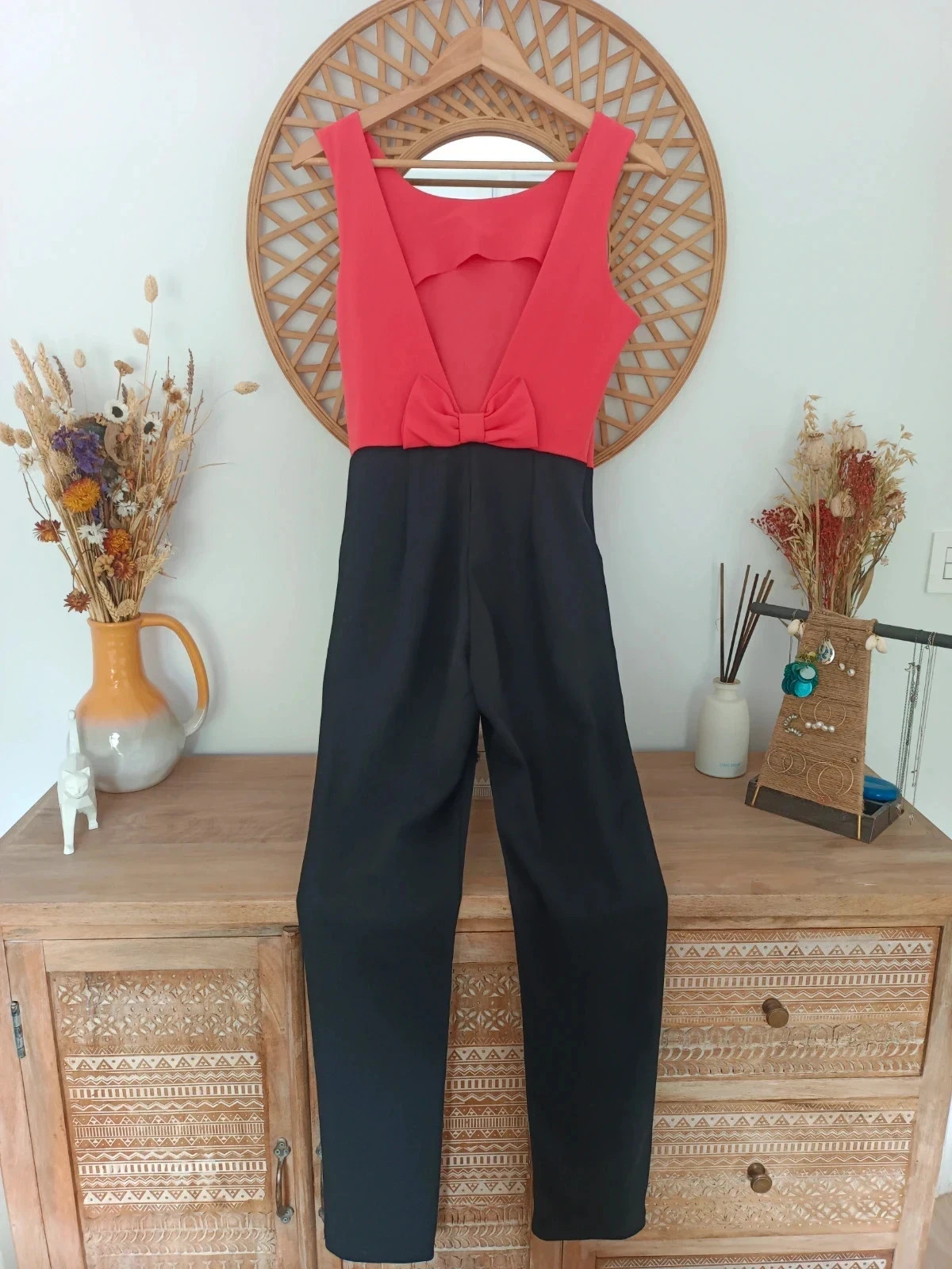 Mono elegante bicolor en negro y coral, con escote en V en la espalda con lazo decorativo, talla S – taille S / 36 / 8 4